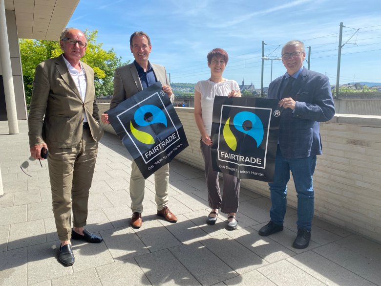 Im Landkreis Mayen-Koblenz gibt es drei „Fairtrade-Towns“: Die Städte Mayen und Andernach sowie die Verbandsgemeinde Weißenthurm. Birgit Meyreis gemeinsam mit Landrat Dr. Alexander Saftig (von rechts) und den Bürgermeistern Thomas Przybylla (Weißenthurm) und Achim Hütten (Andernach).