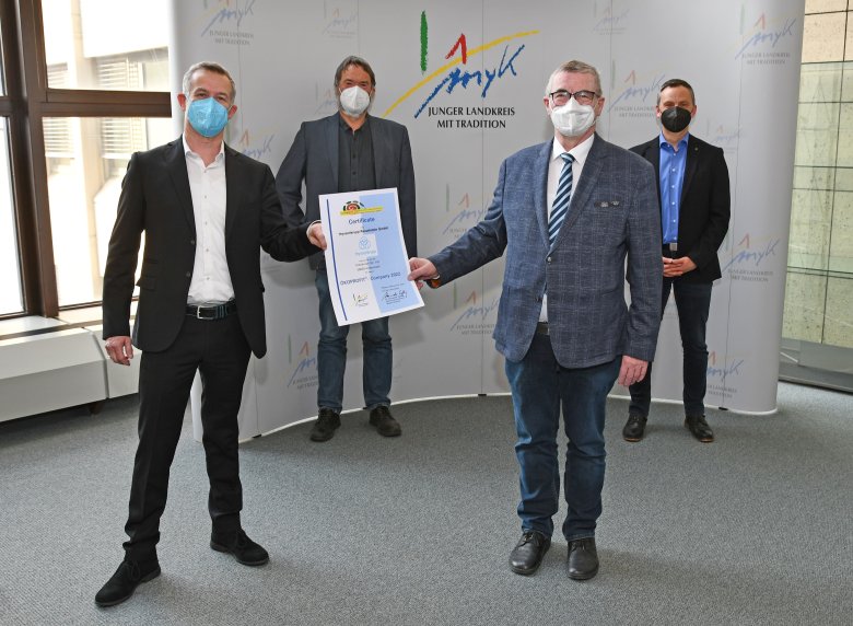 Landrat Dr. Alexander Saftig überreichte Oliver Hoffmann (links), Vorstand Technik thyssenkrupp Rasselstein, das Ökoprofit-Zertifikat. Mit dabei: Dr. Rüdiger Kape, Koor-dinator der Integrierten Umweltberatung im Kreishaus (hinten links) und Carsten Kinner, Teamleiter Umwelt und Energie bei Rassel-stein.