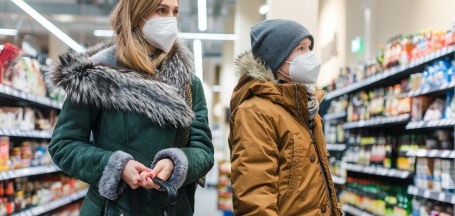 Zwei Frauen mit Maske im Supermarkt