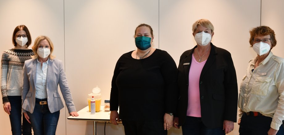 Freuen sich über eine gelungene Impfaktion (v.r.): Personalratsvorsitzende Heike Breitbach, Büroleiterin Petra Kretzschmann, Betriebsärztin Dr. Yvonne Kuhn sowie Dorothee Weis und Anja Weber, die für das betriebliche Gesundheitsmanagement zuständig sind.