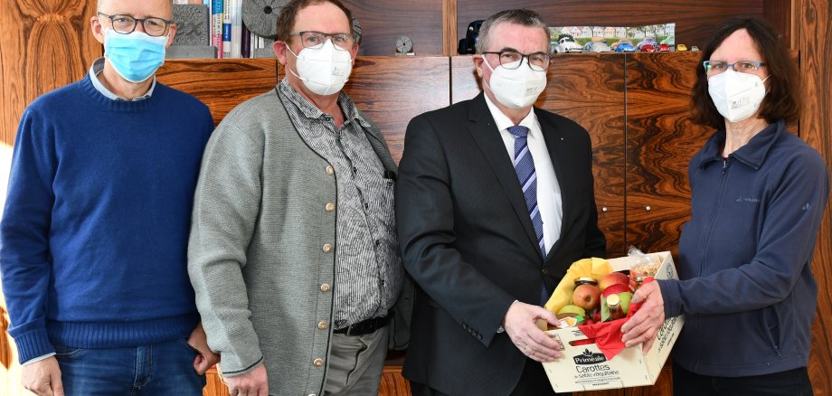 So prall gefüllt wie der Obstkorb, den Landrat Dr. Alexander Saftig vom Obstbauring überreicht bekommen hat, so reichhaltig und vielfältig ist auch das Obstangebot im Landkreis Mayen-Koblenz.