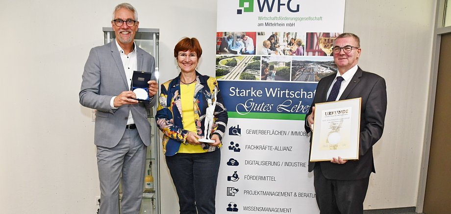 Freuen sich über die Auszeichnung durch die Oskar-Patzelt-Stiftung (von rechts): Landrat Dr. Alexander Saftig, WFG-Prokuristin Rita Emde und WFG-Geschäftsführer Henning Schröder.