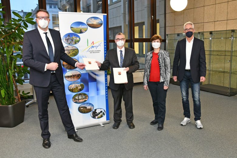 Landrat Dr. Alexander Saftig (2. v. l.) erhielt im Beisein von Rita Emde (Prokuristin der Wirtschaftsförderungsgesellschaft am Mittel-rhein und WFG-Geschäftsführer Henning Schröder (rechts) den Förderbescheid des Landes Rheinland-Pfalz über 17,4 Millionen Euro von Alexander Schweitzer, Minister für Digitalisierung.