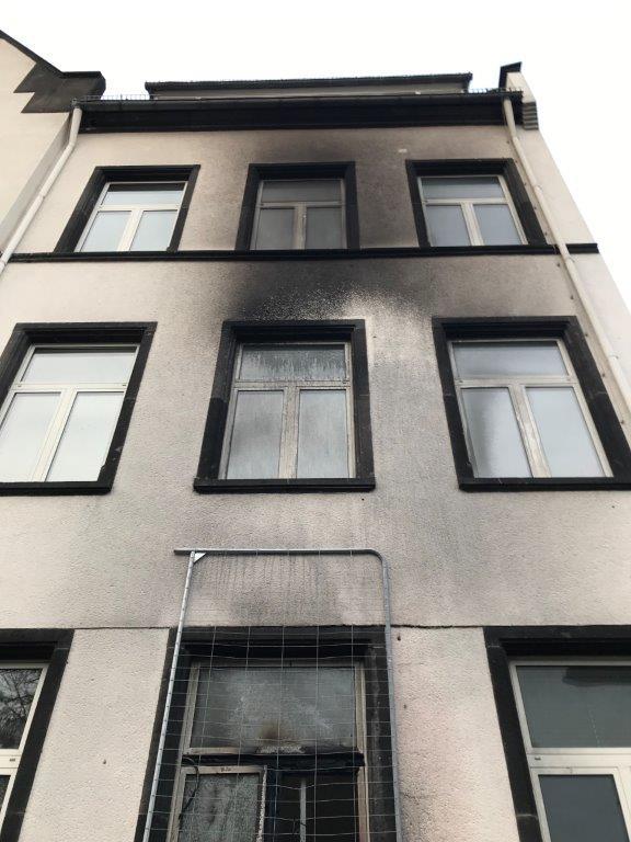 Die Feuerwehr war mit mehreren Fahrzeugen und Einsatzkräften vor Ort und konnte den Brandherd im Container erfolgreich löschen. Durch die enorme Hitze und Rauchentwicklung kam es zu starken Verschmutzungen der Fassade. Auch im Klassenzimmer hinterließen Ruß, Rauch und Löschmittel deutliche Spuren. Fotos: Kreisverwaltung MYK