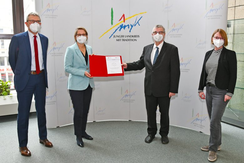„Förderbescheid DigitalPakt KVMayen-Koblenz“ V.l.n.r.: Ulrich Dexheimer, ISB-Vorstandssprecher, Bildungsministerin Dr. Stefanie Hubig, Landrat Dr. Alexander Saftig, Gaby Pauly, Leiterin der Schulabteilung der Kreisverwaltung Mayen-Koblenz Fotonachweis: Kreisverwaltung Mayen-Koblenz