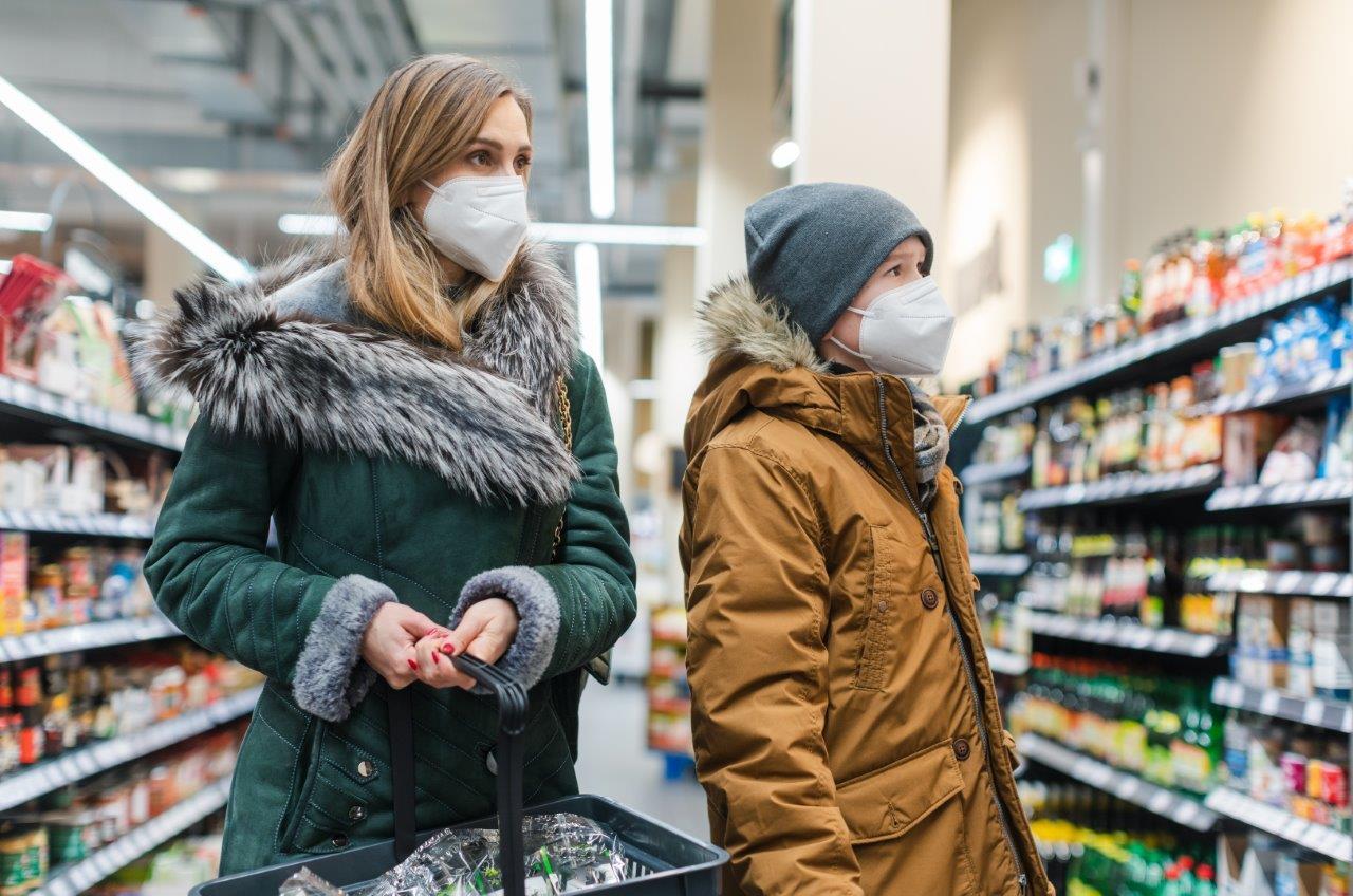 Zwei Frauen mit Maske im Supermarkt