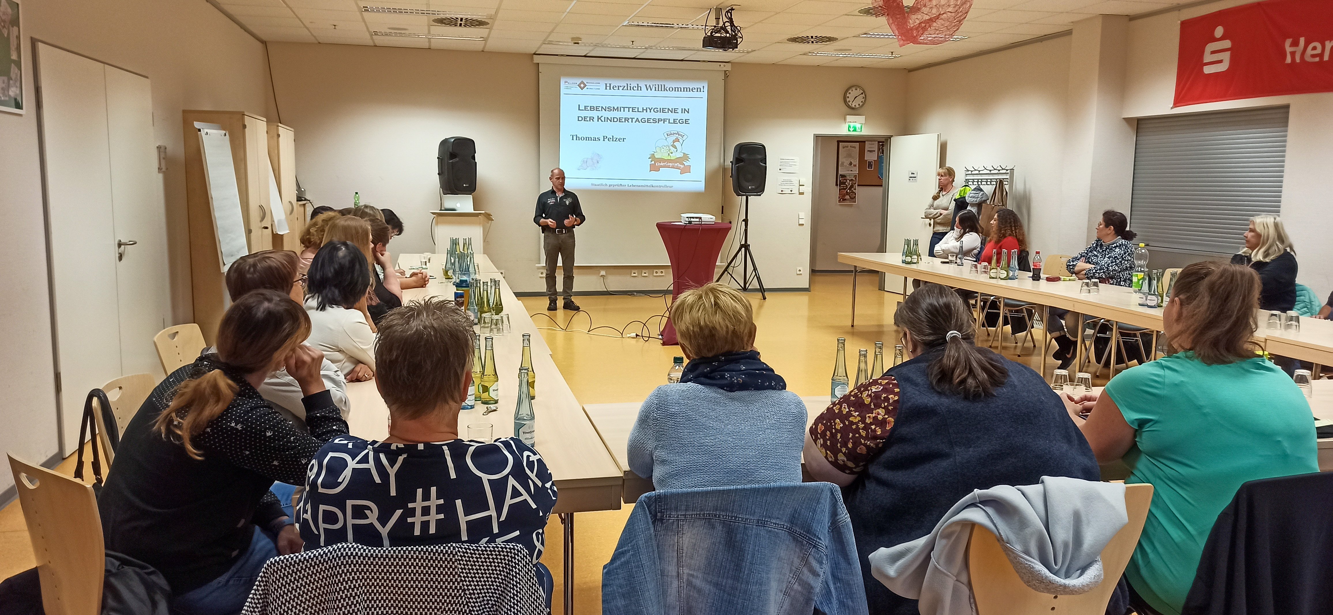 Die Teilnehmerinnen während der Schulung zum Thema „Lebensmittelhygiene in der Kindertagespflege“.