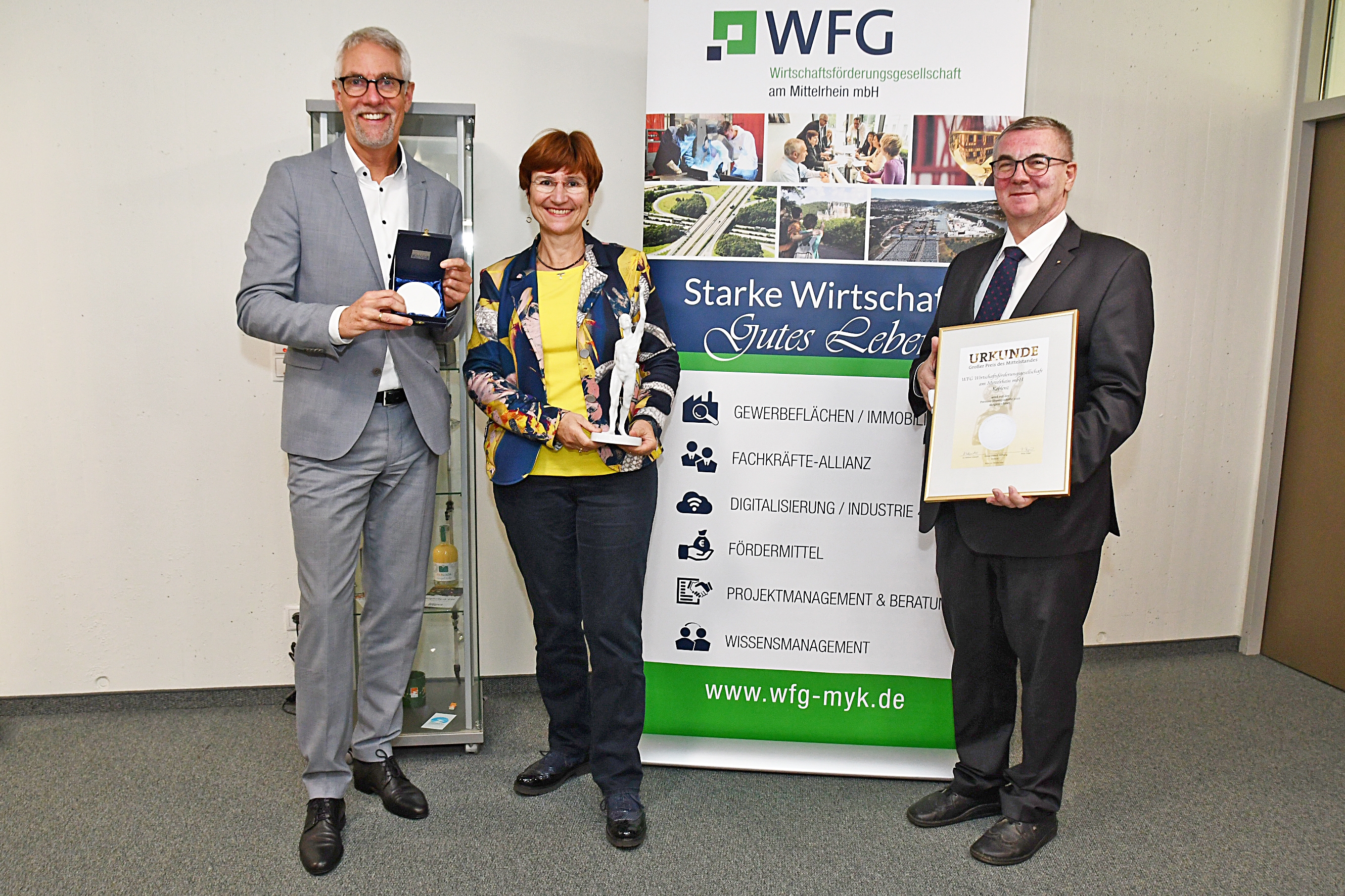 Freuen sich über die Auszeichnung durch die Oskar-Patzelt-Stiftung (von rechts): Landrat Dr. Alexander Saftig, WFG-Prokuristin Rita Emde und WFG-Geschäftsführer Henning Schröder.