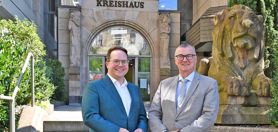 Landrat Dr. Alexander Saftig (rechts) und der Erste Kreisbeigeordnete Pascal Badziong sprechen sich gegen eine Kürzung des Kinder- und Jugendplans im Bundeshaushalt 2024 aus.