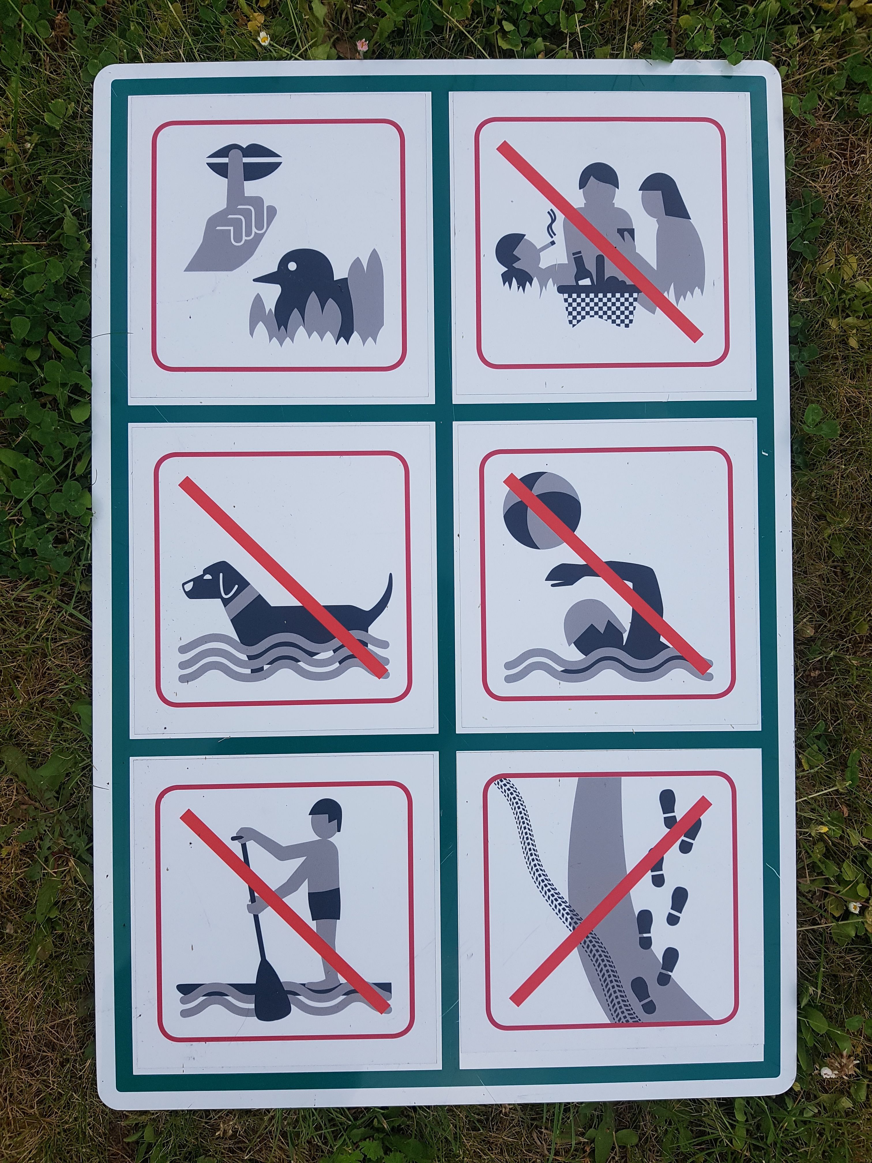 Die Beschilderung macht klar: Schwimmen, Picknicken, lautes Rufen, Stand Up Paddling und das Befahren sind zum Schutz der Natur verboten. 