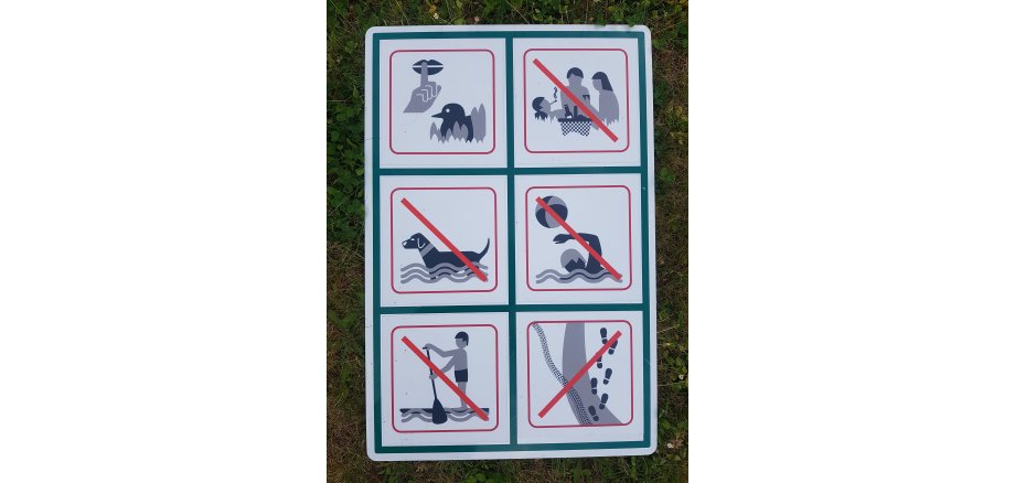 Die Beschilderung macht klar: Schwimmen, Picknicken, lautes Rufen, Stand Up Paddling und das Befahren sind zum Schutz der Natur verboten. 