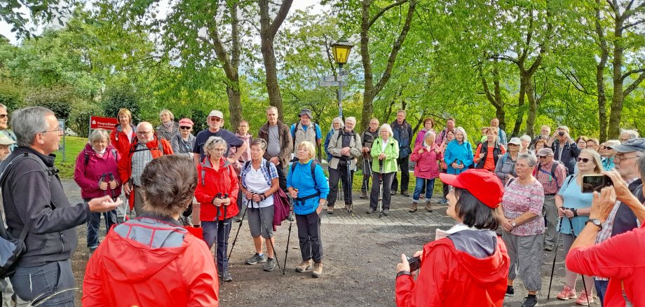 Die zahlreichen Teilnehmer des Bezirkswandertages während ihrer Wanderung durch die Wachholderheide in Langscheid. 