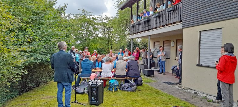 Landrat Dr. Alexander Saftig begrüßte die Teilnehmer des Bezirkswandertages und dankte allen Wegewarten für ihr Engagement. 