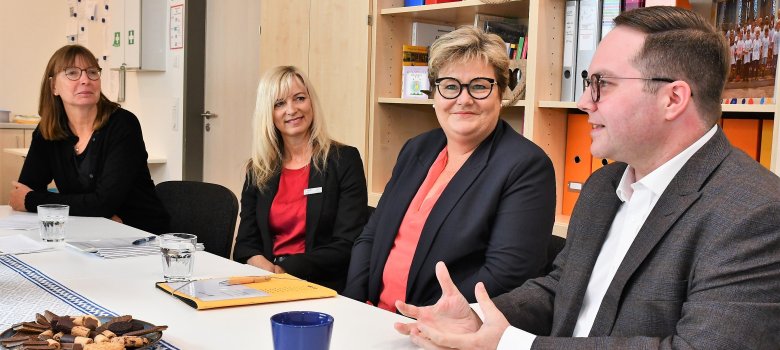Bildungsstaatssekretärin Bettina Brück und Erster Kreisbeigeodneter Badziong besuchen Kita in Vallendar