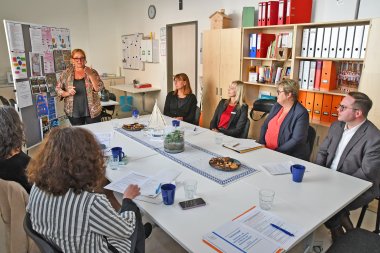 Bildungsstaatssekretärin Bettina Brück und Erster Kreisbeigeodneter Badziong besuchen Kita in Vallendar