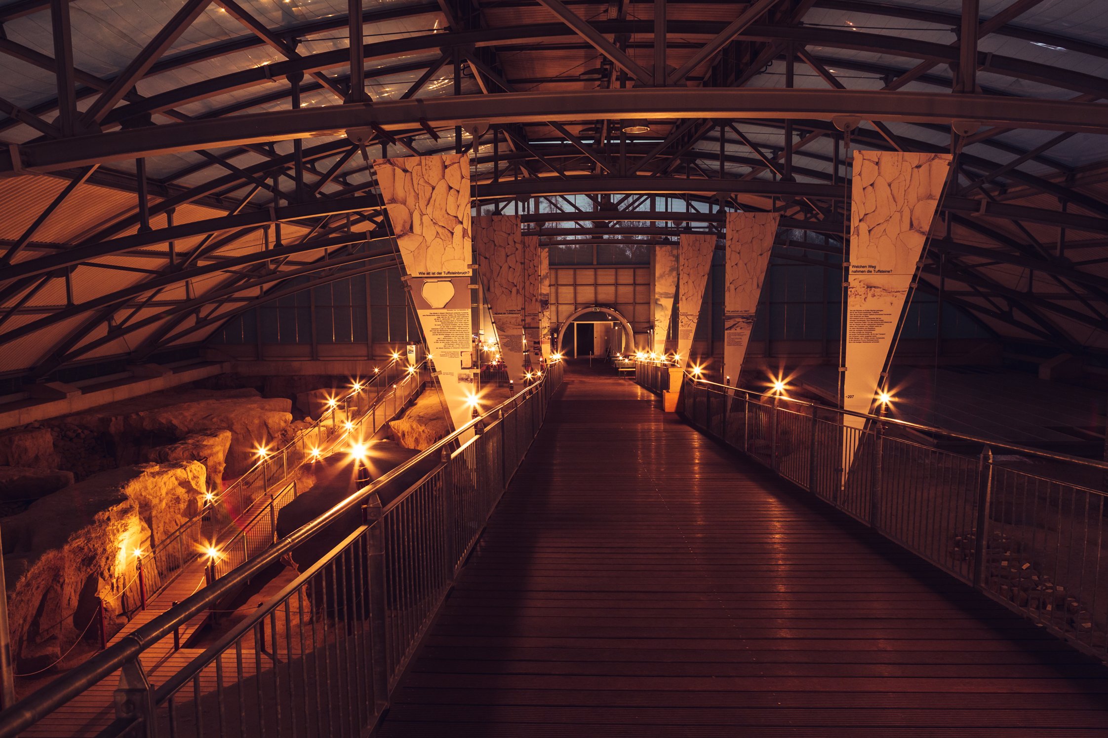 Stimmungsvoller geht es kaum: Bei Lichterglanz und Fackelschein können Besucher im Dezember im Römerbergwerk Meurin in Kretz in die Arbeitswelt römischer Bergmänner hinabsteigen, die hier um 300 nach Christus Tuffstein für großartige Bauvorhaben gebrochen haben. 