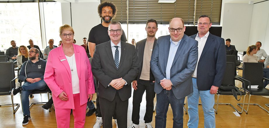 Dr. Alexander Saftig (vorne, 3.v.l.), Büroleiterin Petra Kretzschmann, Tobias Querbach von der Koordinierungsstelle Digitalisierung (3.v.r.) und Dirk Rohm, IT-Sicherheitsbeauftragter der Kreisverwaltung Mayen-Koblenz (rechts) gemeinsam mit Jürgen Hesch, Beigeordneter beim Landkreistag Rheinland-Pfalz (2.v.r.) und Immanuel Bär von der Firma ProSec.  