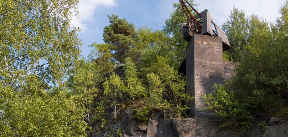 Die Ettringer Lay erstreckt sich mit ihren imposanten Steinbrüchen unter der südwestlichen Kraterflanke des Bellerbergvulkans.