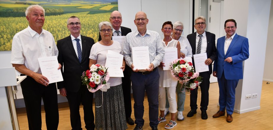 Die Geehrten Willi Brück aus Monreal (links), Renate Mennicken aus Weitersburg (3.v.l.), Otto Barz aus Ettringen (4.v.l.), Werner Blas-weiler aus Mayen (Mitte), Hedwig Hickmann (4.v.r) und Theresia Eckhoff (3.v.r.) aus Plaidt sowie Bernhard Peter Stumm aus Dieblich (2.v.r.) gemeinsam mit Landrat Dr. Alexander Saftig (2.v.l.) und dem Ersten Kreisbeigeord-neten Pascal Badziong (rechts). 