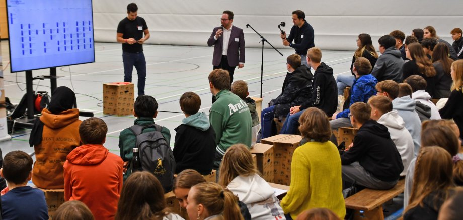 Der Erste Kreisbeigeordnete Pascal Badziong begrüßte die Schüler der Albert-Schweitzer Realschule Plus in Mayen zum BarCamp. 