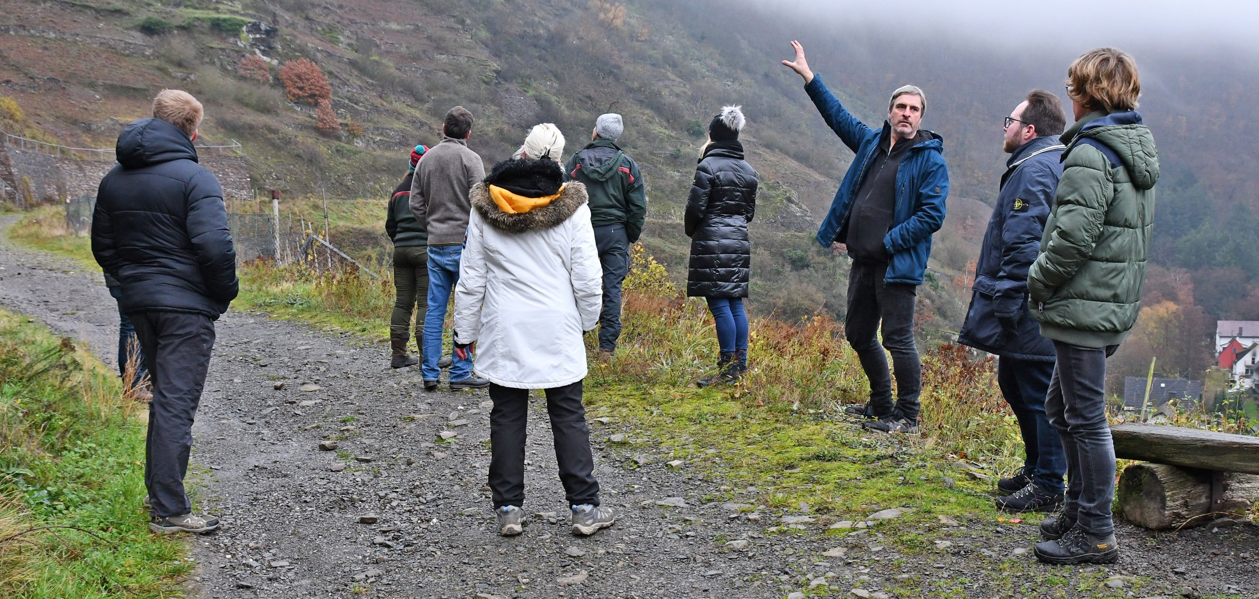 Biologe Jörg Hilgers (3.v.r.) erläuterte dem Ersten Kreisbeigeordneten Pascal Badziong (2.v.r.) sowie allen Beteiligten des Projektes die Besonderheiten der Fläche zwischen Al-ken und Niederfell und was in den kommen-den Jahren zu tun ist. 