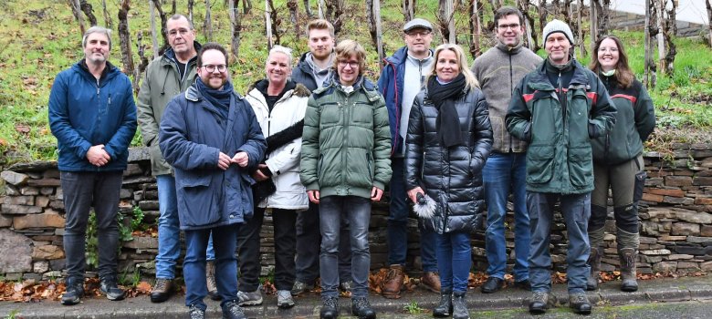 Gemeinsam mit allen Unterstützern freute sich der Erste Kreisbeigeordnete Pascal Badziong (3.v.l.) über den Erfolg des Natur-schutzprojektes zwischen Alken und Nieder-fell.