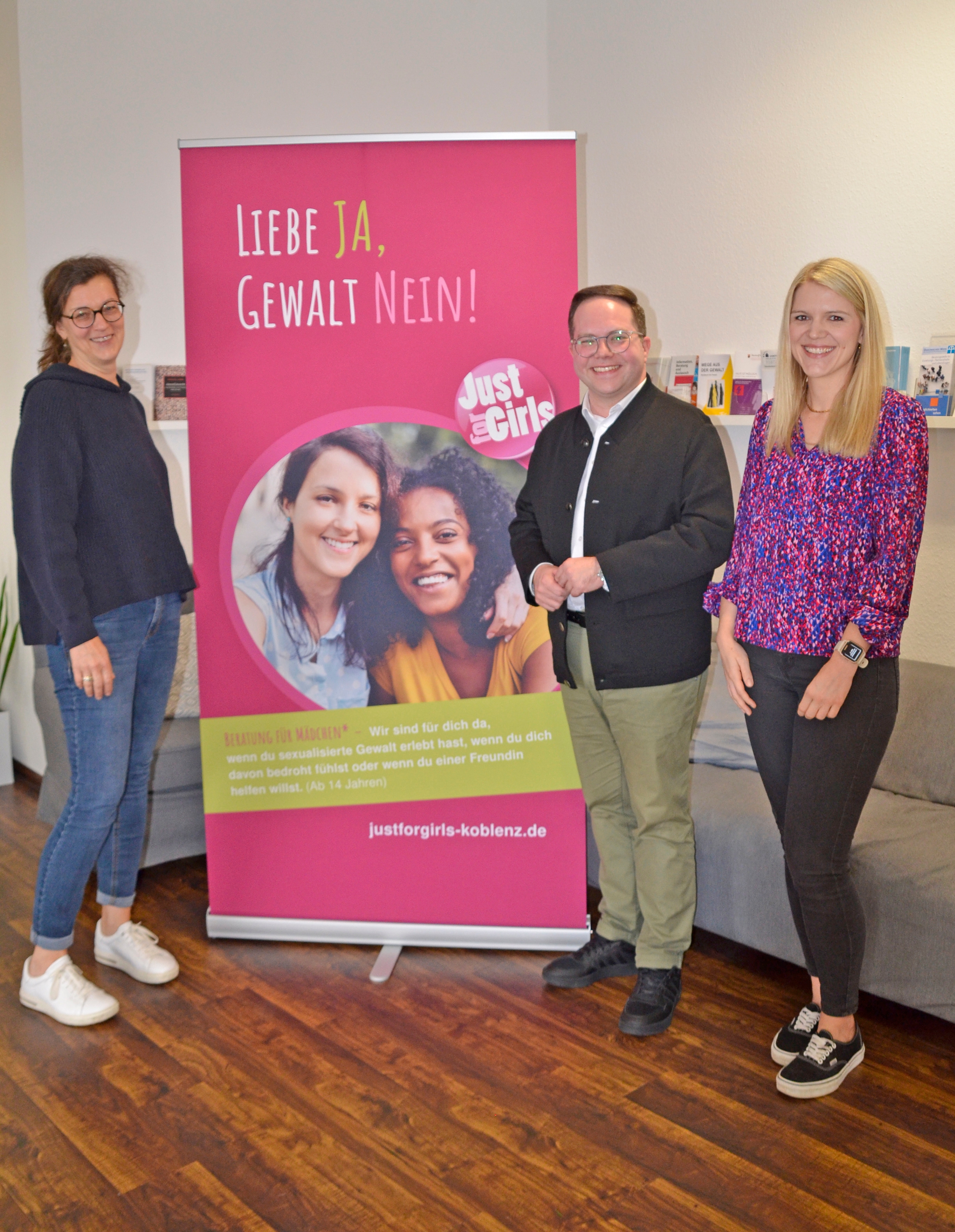 Der Erste Kreisbeigeordnete Pascal Badziong (Mitte) bei seinem Besuch des Frauennotrufs Koblenz gemeinsam mit der Psychiatriekoordinatorin des Kreises, Meike Koch (rechts), und dem Vorstandsmitglied des Frauennotrufs Koblenz, Jacqueline Bröhl (links). 