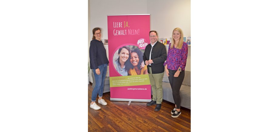 Der Erste Kreisbeigeordnete Pascal Badziong (Mitte) bei seinem Besuch des Frauennotrufs Koblenz gemeinsam mit der Psychiatriekoordinatorin des Kreises, Meike Koch (rechts), und dem Vorstandsmitglied des Frauennotrufs Koblenz, Jacqueline Bröhl (links). 