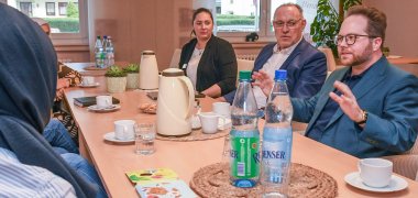 Erster Kreisbeigeordnete Pascal Badziong zu Besuch bei den "Vierwindenspatzen" 