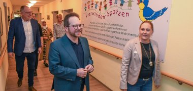 Erster Kreisbeigeordnete Pascal Badziong zu Besuch bei den "Vierwindenspatzen" 