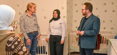 Erster Kreisbeigeordnete Pascal Badziong zu Besuch bei den "Vierwindenspatzen" 