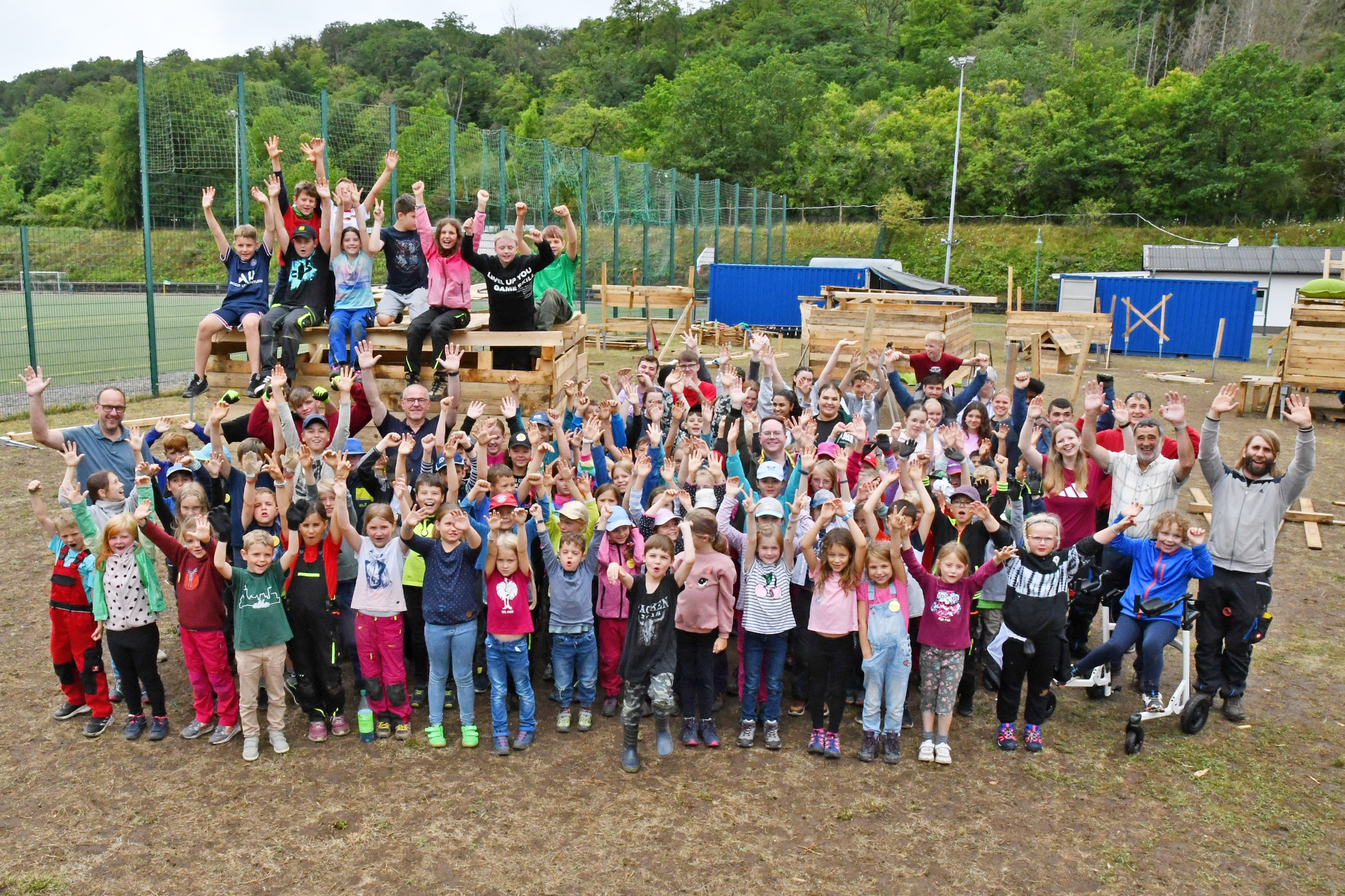 Erster Kreisbeigeordneter Pascal Badziong besucht Bauspielplatz in Löf  