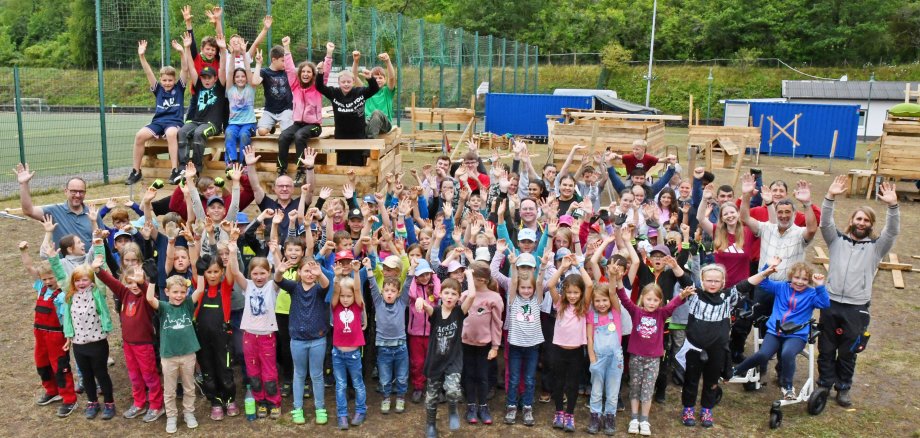 Erster Kreisbeigeordneter Pascal Badziong besucht Bauspielplatz in Löf  