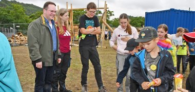Erster Kreisbeigeordneter Pascal Badziong besucht Bauspielplatz in Löf  