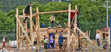 Erster Kreisbeigeordneter Pascal Badziong besucht Bauspielplatz in Löf  