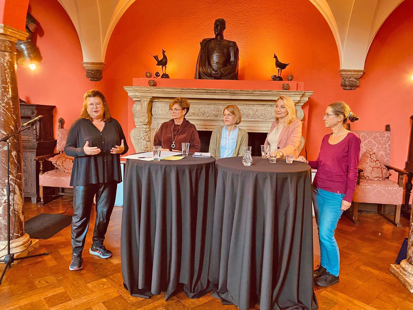 Berichteten über den Spagat zwischen Familie, Beruf und Ehrenamt (v.r.n.l.): Petra Koch, Christiane Laudwein, Elvira Gügel und Ulrike Linhsen. Moderiert wurde die Veranstaltung von Sabine Michel (links). 