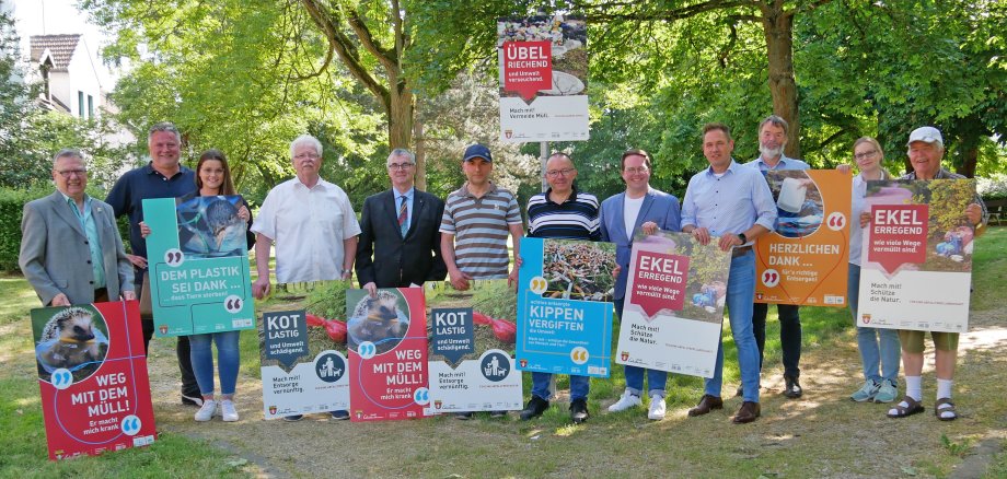 Landrat Dr. Alexander Saftig (5.v.l.) und der Erste Kreisbeigeordnete Pascal Badziong (5.v.r.) freuten sich gemeinsam mit Muaz Özyurt (6.v.l.) sowie den weiteren Teilnehmern über die gelungenen Schilder und den Start der Antimüll-Kampagne. 