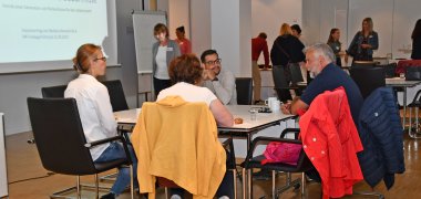 Die Teilnehmer tauschten sich beim Freitagsfrühstück im Kreishaus angeregt über die Fachkräftegewinnung innerhalb der Gen Z aus. 