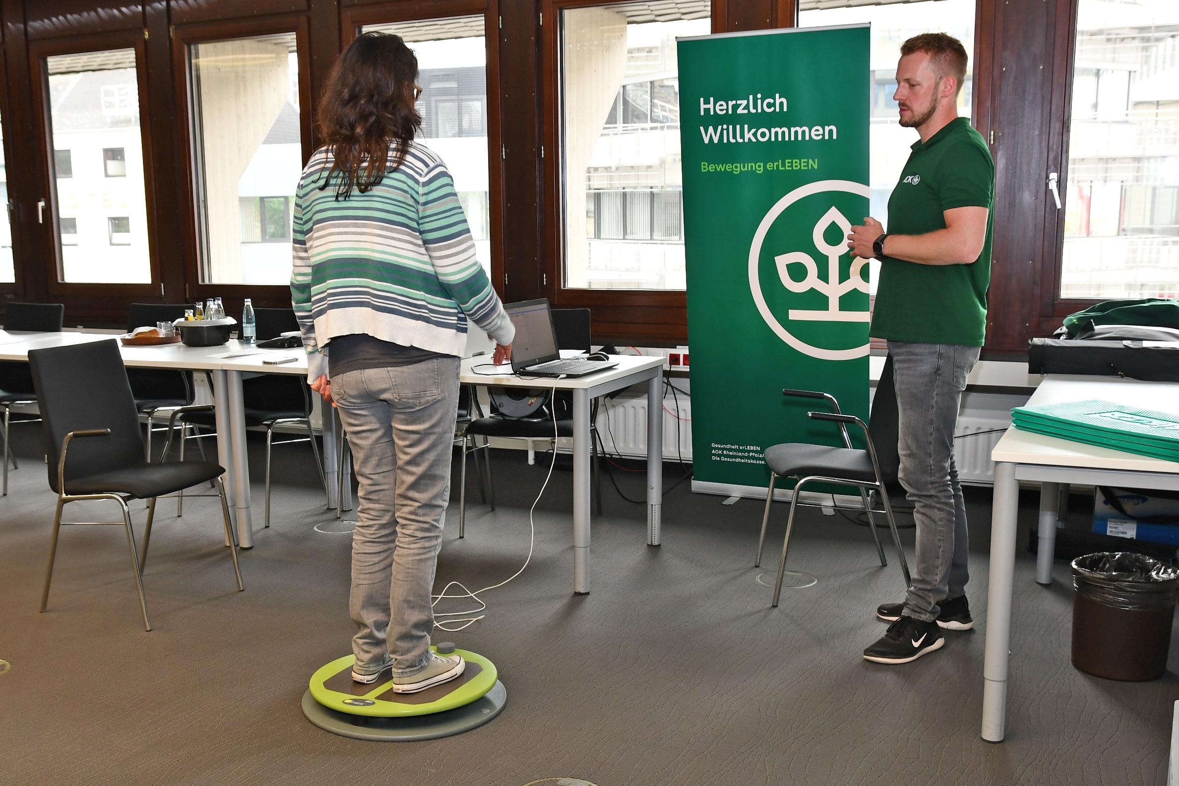 Auf der Körperstabilitätsmessplatte stehend, versuchten die Mitarbeitenden durch kleine Ausgleichsbewegungen das Gleichgewicht 15 Minuten lang zu halten. 