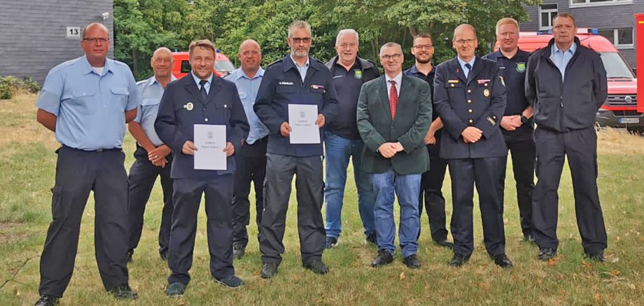 Landrat Dr. Alexander Saftig (5.v.r.) verabschiedete den Kreis-Gefahrstoffzugführer Thorsten Machwirth (3.v.l.) im Rahmen einer Feierstunde auf dem Flugplatz in Mendig und führte dessen Nachfolger Marcus Steenblock (5.v.l.) im Beisein von Brand- und Katastrophenschutzinspekteur Rainer Nell (3.v.r.) und vielen weiteren Gästen offiziell in das Amt ein. 