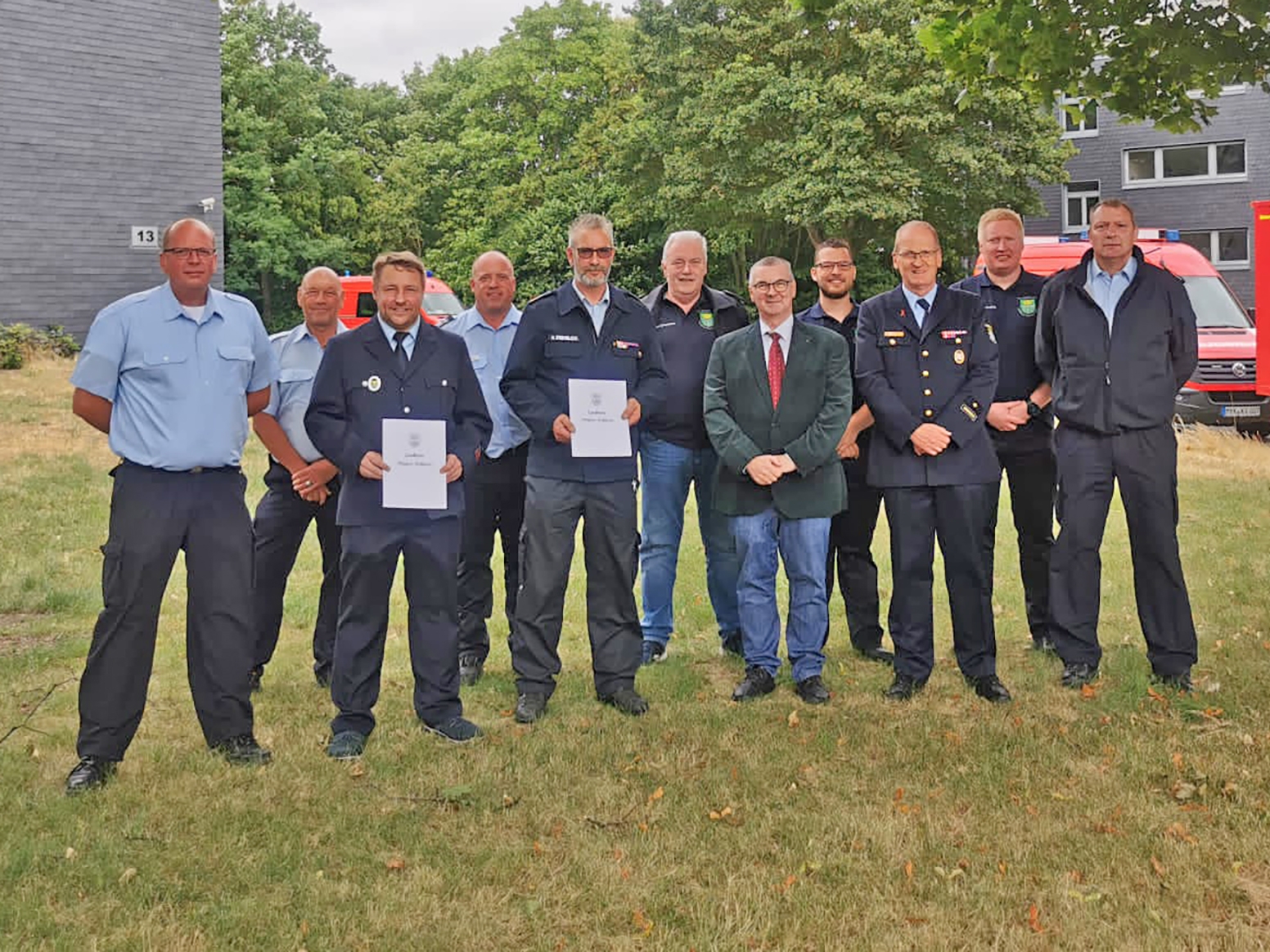 Landrat Dr. Alexander Saftig (5.v.r.) verabschiedete den Kreis-Gefahrstoffzugführer Thorsten Machwirth (3.v.l.) im Rahmen einer Feierstunde auf dem Flugplatz in Mendig und führte dessen Nachfolger Marcus Steenblock (5.v.l.) im Beisein von Brand- und Katastrophenschutzinspekteur Rainer Nell (3.v.r.) und vielen weiteren Gästen offiziell in das Amt ein. 