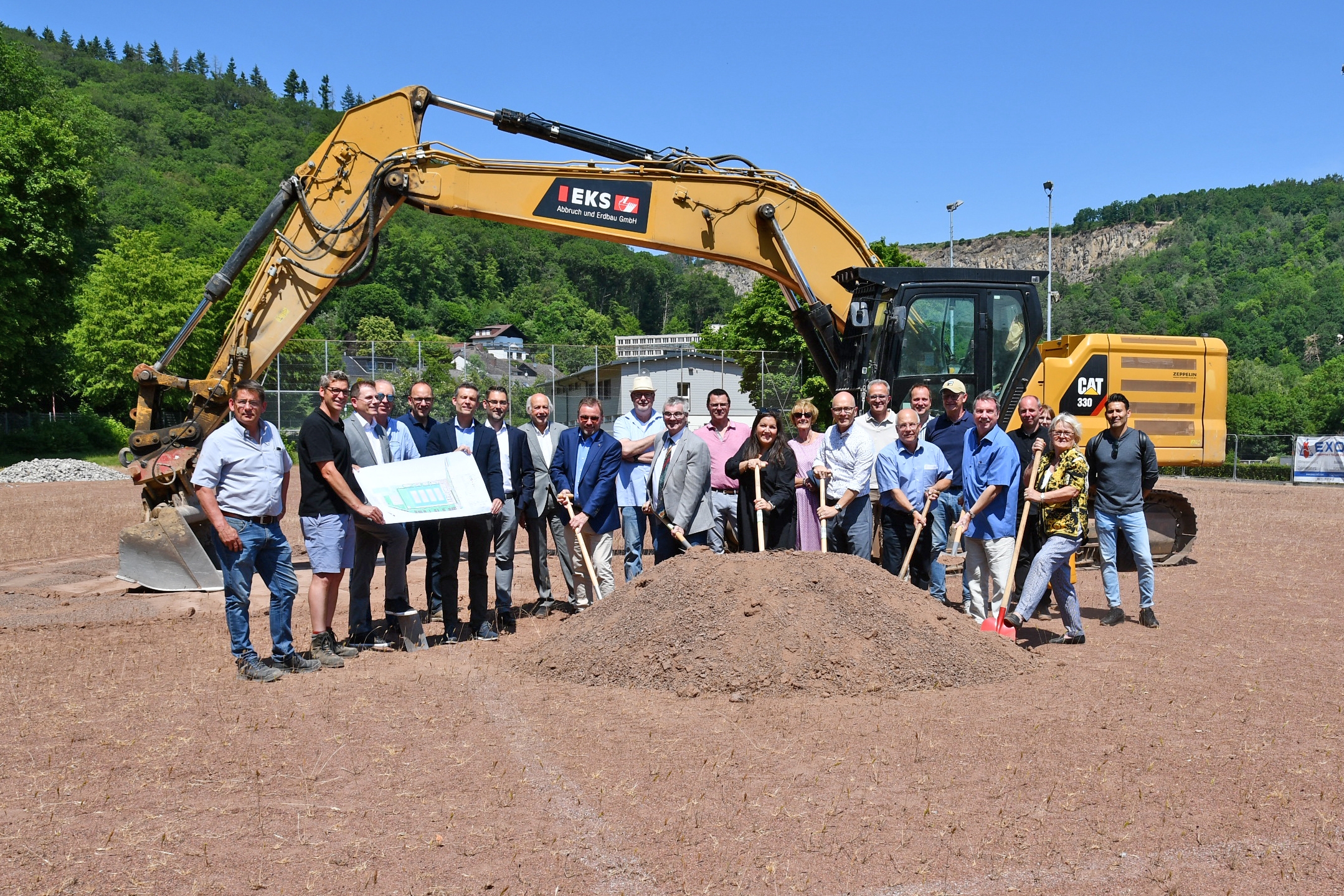 Zum symbolischen Spatenstich im Mayener Nettetal kamen Land-rat Dr. Alexander Saftig, Mayens Oberbür-germeister Dirk Meid und der 1. Vorsitzende des TV Kleeblatt Ralph Münzel zusammen.