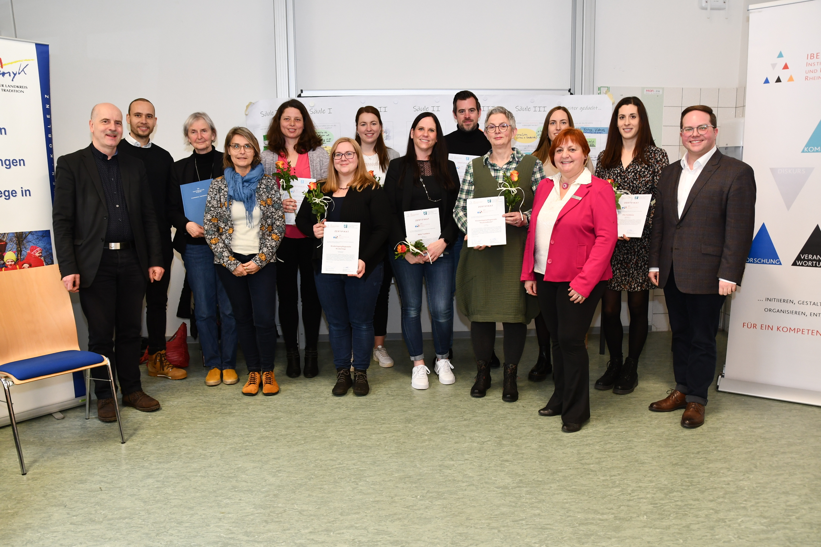 Der Erste Kreisbeigeordnete Pascal Badziong gratulierte den Ausgezeichneten im Rahmen der QiD-Zertifikatsübergabe, die in den Räumlichkeiten der Hochschule Koblenz stattfand. 