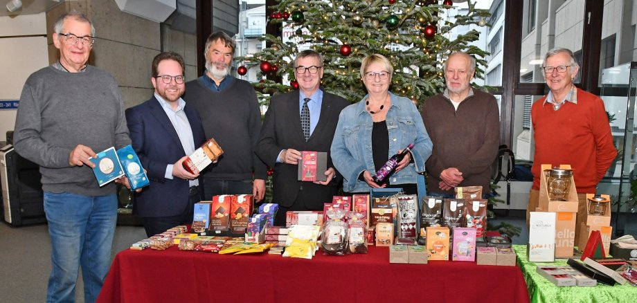 Freuten sich über den Besuch des Weltladens Koblenz in der Kreisverwaltung: Landrat Dr. Alexander Saftig (Mitte), der Erste Kreisbeigeordnete Pascal Badziong (2.v.l.), Büroleiterin Petra Kretzschmann (3.v.r.) sowie die ehrenamtlichen Mitarbeiter des Weltladens Koblenz. 