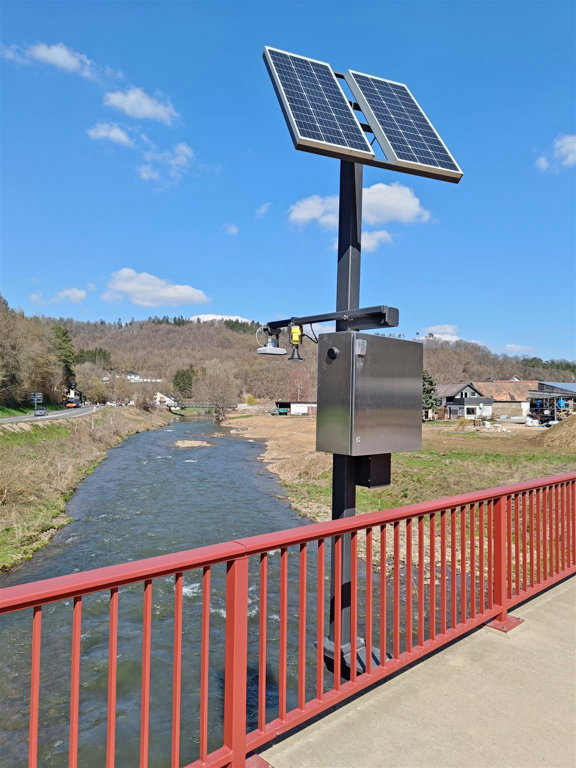 Solche Pegelmasten mit solarbetriebenen Radarsensoren werden im Rahmen des Projektes „Kommunale Pegel“ an drei von insgesamt sechs Standorten auf Brücken installiert.