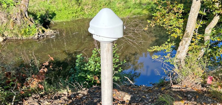 Der Pegelstandort „Hammesmühle“ liegt an der Nette. Hier wird bis zum Wiederaufbau der Brücke ein digitaler Behelfspegel eingesetzt.