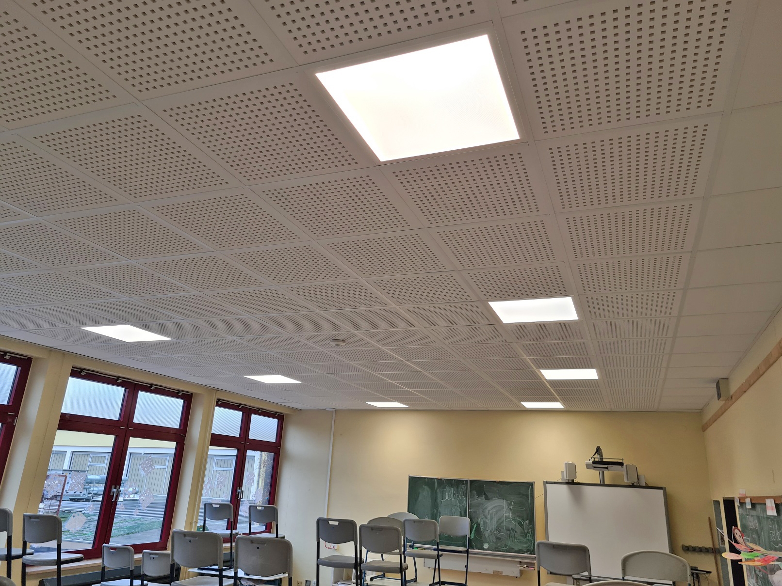 Wie bereits in den Klassenräumen der Geschwister-Scholl-Realschule plus in Andernach soll die Umrüstung der Innenbeleuchtung auf LED-Beleuchtung auch an weiteren kreiseigenen Schulen erfolgen. Foto: Kreisverwaltung/Hiller