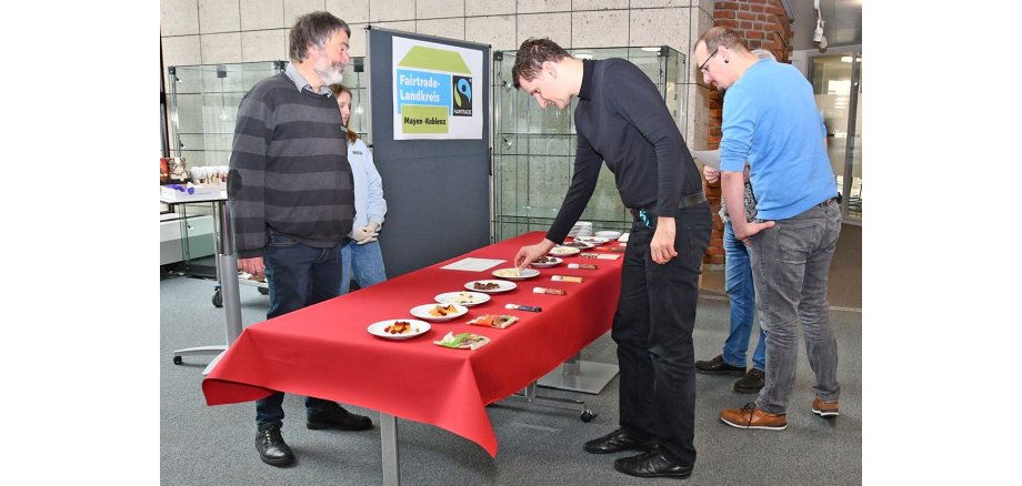 Die Vorstellung und Verkostung der fair gehandelten Süßigkeiten stieß bei den Mitarbeitenden auf großes Interesse.