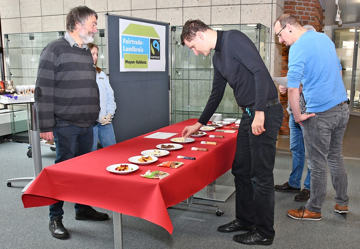 Die Vorstellung und Verkostung der fair gehandelten Süßigkeiten stieß bei den Mitarbeitenden auf großes Interesse.