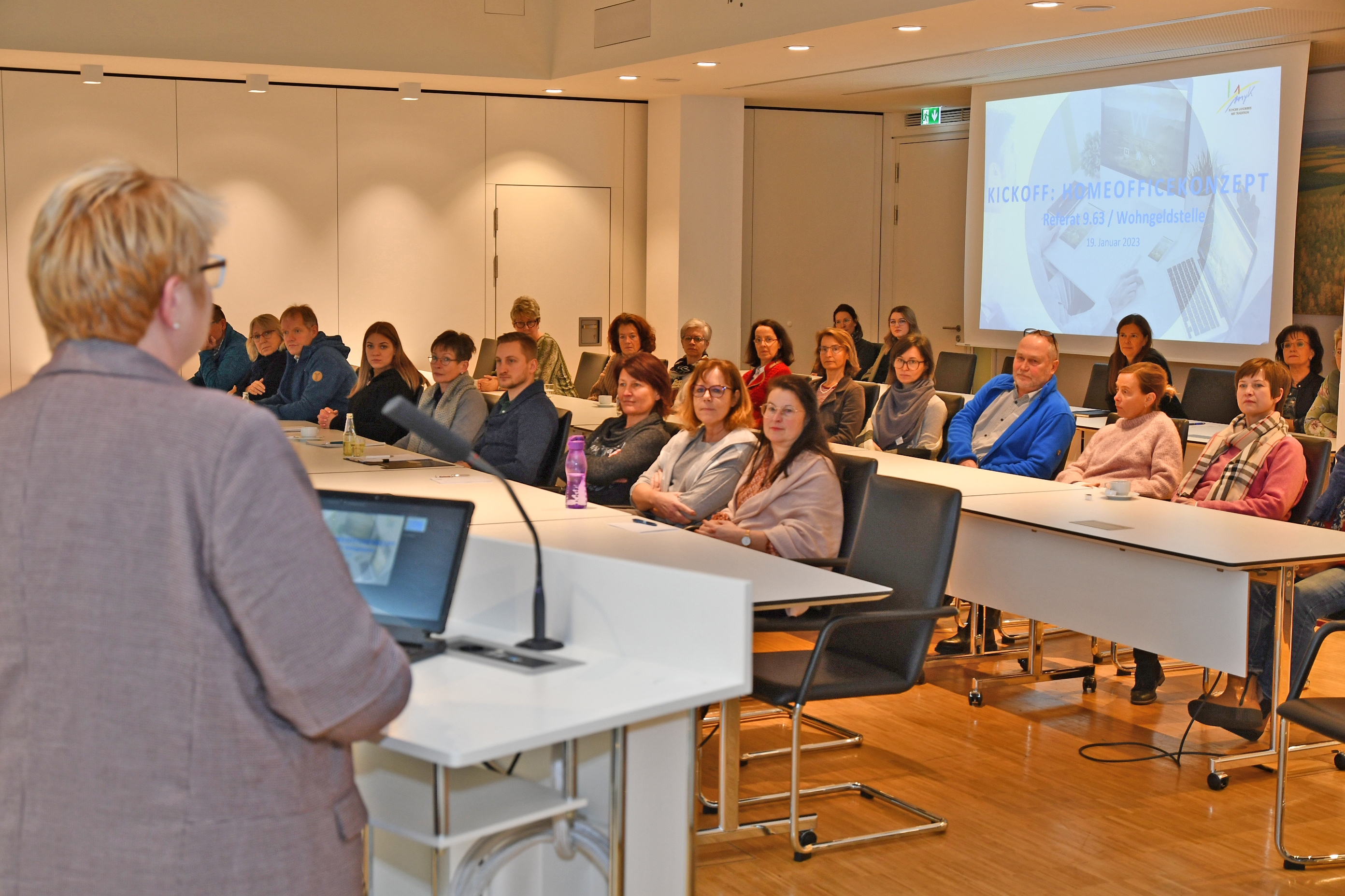 Büroleiterin Petra Kretzschmann bei der Vorstellung des neuen Homeoffice-Konzeptes in der Kreisverwaltung Mayen-Koblenz. In der Pilotphase erhalten zunächst die Mitarbeitenden aus einem Referat der Abteilung „Bauen und Umwelt“ sowie aus einem Referat der Abteilung „Soziales“ die Möglichkeit, aus vier neu erarbeiteten Homeoffice-Modellen zu wählen und diese zu erproben.
